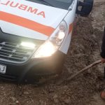Ambulanta blocata in drumul spre o pacienta de 90 de ani Salvarea a fost scoasa din noroi cu tractoru lui manastrii