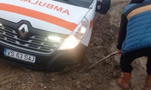 Ambulanta blocata in drumul spre o pacienta de 90 de ani Salvarea a fost scoasa din noroi cu tractoru lui manastrii