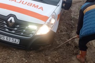 Ambulanta blocata in drumul spre o pacienta de 90 de ani Salvarea a fost scoasa din noroi cu tractoru lui manastrii