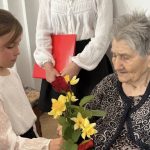 Copiii au adus lumina acolo unde varsta apasa un moment emotionant la caminul din Vutcani