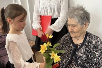 Copiii au adus lumina acolo unde varsta apasa un moment emotionant la caminul din Vutcani