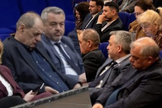 Somn de partid Ciupilan si Trifan pazesc economia cu ochii inchisi