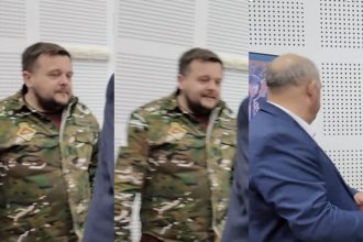 Tudor Buzatu imbracat in uniforma de camuflaj la sedinta PSD Vaslui fiul baronului prins in flagrant cu mita in prima linie Trifan in a doua