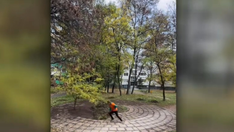 Un vasluian a devenit un exemplu de bun simt si harnicie in Bulgaria Acesta petrece ore in sir curatand parcuri si alei