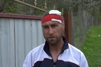 scandal in sat un barbat a fost doborat dupa ce un vecin l a lovit in cap cu o piatra fiul sau de 16 ani martor la scena terifianta