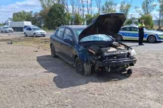 Accident la iesirea din Vaslui spre Barlad O masina a doborat un stalp de iluminat si a avariat o instalatie de gaz