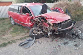 Coliziune frontal violent la Fntnele Trei persoane au fost transportate la spital n urma acidentului dintre dou maini
