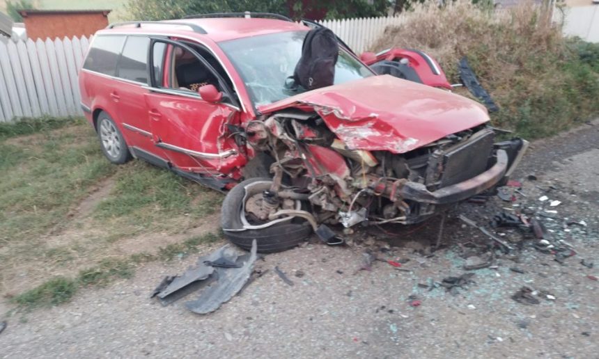 Coliziune frontal violent la Fntnele Trei persoane au fost transportate la spital n urma acidentului dintre dou maini