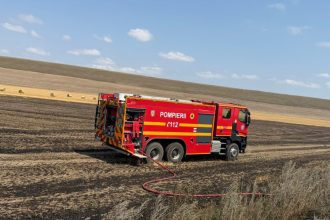 Incendiu devastator la Giurcani Un utilaj agricol a fost cuprins de flacari care s au extins pe hectare de terren si ameninta o ferma