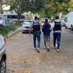 Prins furand in curtea unei case din Banca S a intalnit cu sora proprietarului si a fugit