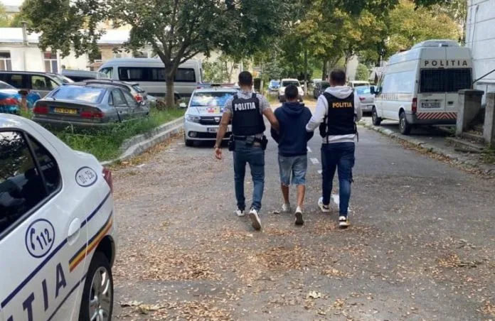 Prins furand in curtea unei case din Banca S a intalnit cu sora proprietarului si a fugit