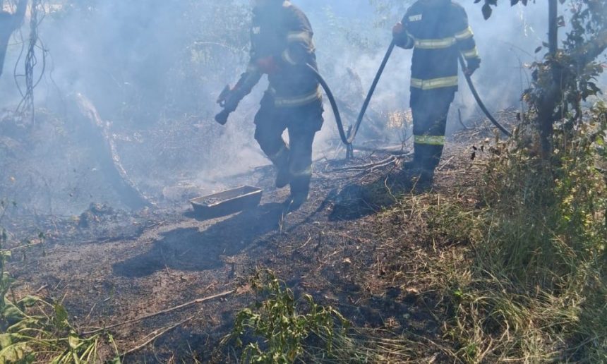 Seara cu incendii pentru pompierii din Husi Doua focare intra o singura ora patru case in pericol