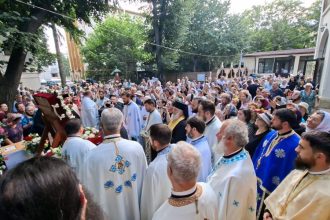 Sute de credinciosi au primit la Vaslui Icoana facatoare de minuni de la Hadambu Oameni cu lacrimi in ochi s au asezat la rand pentru a se ruga Maicii Domnului