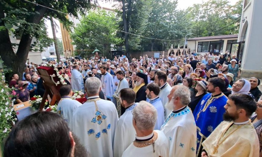 Sute de credinciosi au primit la Vaslui Icoana facatoare de minuni de la Hadambu Oameni cu lacrimi in ochi s au asezat la rand pentru a se ruga Maicii Domnului
