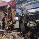 TIR scapat de sub control in Berezeni A intrat in doua curti a avariat masini si a deteriorat o parte dintr o casa
