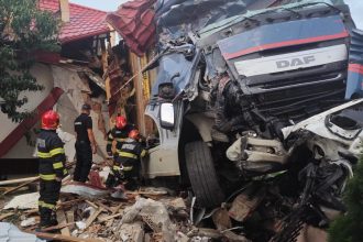 TIR scapat de sub control in Berezeni A intrat in doua curti a avariat masini si a deteriorat o parte dintr o casa