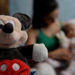 Trei frati cu varste de un an si doi ani abandonati de parinti Nici macar rudele nu doresc sa ii ia acasa