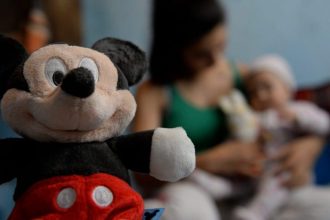 Trei frati cu varste de un an si doi ani abandonati de parinti Nici macar rudele nu doresc sa ii ia acasa