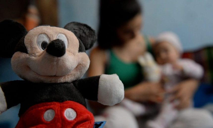 Trei frati cu varste de un an si doi ani abandonati de parinti Nici macar rudele nu doresc sa ii ia acasa