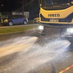 in timp ce aquavas le cere vasluienilor sa nu risipeasca apa primaria braniste spala strada cu furtiul in mijlocul caniculei
