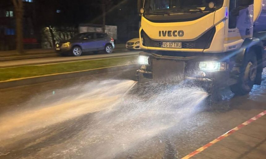 in timp ce aquavas le cere vasluienilor sa nu risipeasca apa primaria braniste spala strada cu furtiul in mijlocul caniculei