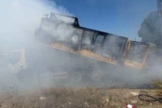 incendiu la un camion plin cu deseuri in vaslui o tigara aprinsa aruncata printre cartoane a provocat flacarile