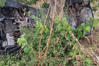 Accident la intrarea în Ivești: un autoturism a ieșit de pe șosea și s-a izbit de un copac