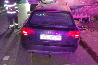 Accident la Voinești: un autoturism a lovit un utilaj agricol; o femeie a ajuns la spital