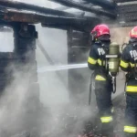 Incendiu la Mânzătești. Casa cuprinsă în totalitate de flăcări, jarul din sobă ar fi cauza