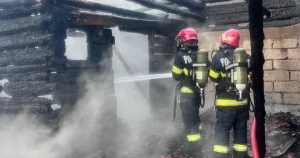 Incendiu la Mânzătești. Casa cuprinsă în totalitate de flăcări, jarul din sobă ar fi cauza