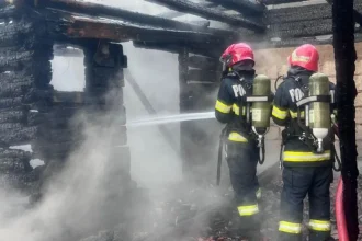 Incendiu la Mânzătești. Casa cuprinsă în totalitate de flăcări, jarul din sobă ar fi cauza