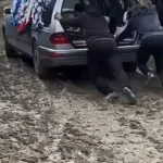 Înmormântare prin noroi în Vaslui: sătenii au împins sicriul până la cimitir