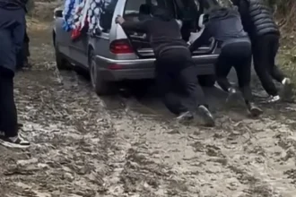Înmormântare prin noroi în Vaslui: sătenii au împins sicriul până la cimitir