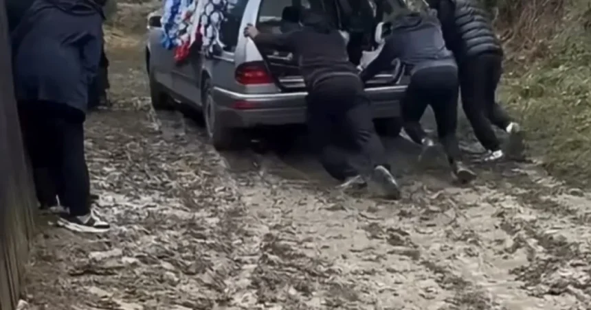 Înmormântare prin noroi în Vaslui: sătenii au împins sicriul până la cimitir
