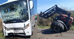 Accident autocar-tractor la Banca. Zece implicați, două victime la spital
