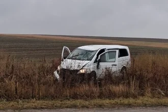 Accident pe DJ 242F: mașină doboară stâlp, femeie de 31 de ani la spital