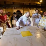 Biserica de lemn de la Mălinești, resfințită. PS Ignatie: „Mamele iubesc ca Dumnezeu”