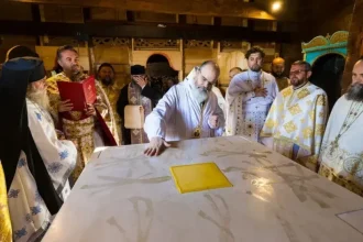 Biserica de lemn de la Mălinești, resfințită. PS Ignatie: „Mamele iubesc ca Dumnezeu”