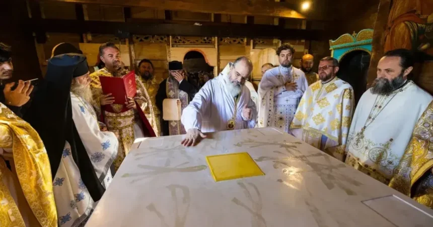 Biserica de lemn de la Mălinești, resfințită. PS Ignatie: „Mamele iubesc ca Dumnezeu”