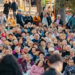 Pensionari în picioare la sărbătoarea lor. Concert scump, doar 200 de scaune