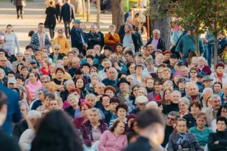 Pensionari în picioare la sărbătoarea lor. Concert scump, doar 200 de scaune