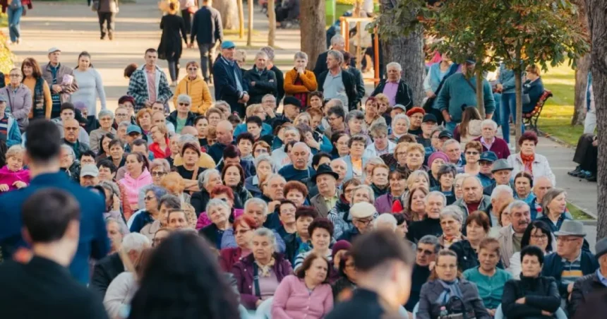 Pensionari în picioare la sărbătoarea lor. Concert scump, doar 200 de scaune