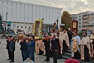 Procesiune pe străzile Vasluiului: credincioși și preoți pe „Calea Sfintei”