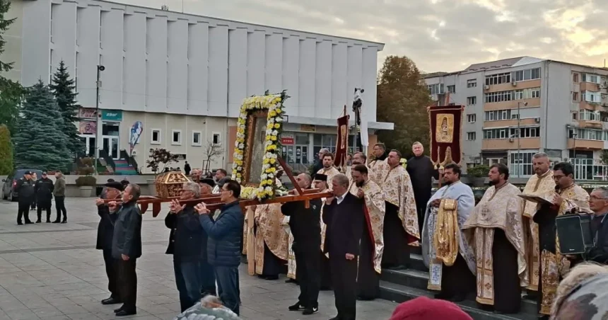 Procesiune pe străzile Vasluiului: credincioși și preoți pe „Calea Sfintei”